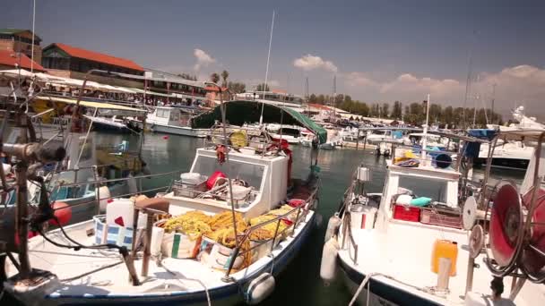 Barcos de pesca perto do cais, estacionamento de barco, estacionamento de navios de pesca, barcos de recreio e barcos de pesca no porto — Vídeo de Stock