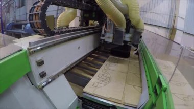 Ayrıntılar bir ahşap panel, yönlendirme Edgebanding iç içe geçme ağaç işleme makinesi, sanayi iç, modern ağaç işleme makinesi, yakın çekim, timelapse otomatik ağaç işleme makinesi kesip