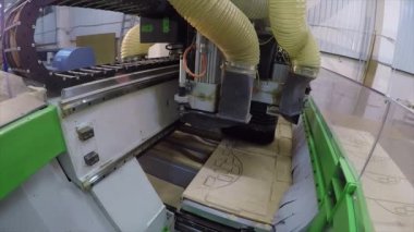 Ayrıntılar bir ahşap panel, yönlendirme Edgebanding iç içe geçme ağaç işleme makinesi, sanayi iç, modern ağaç işleme makinesi, yakın çekim, timelapse otomatik ağaç işleme makinesi kesip