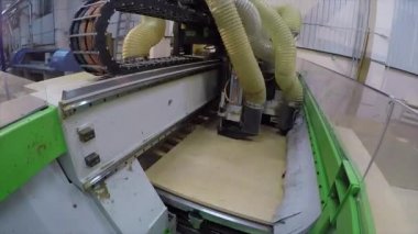 Ayrıntılar bir ahşap panel, yönlendirme Edgebanding iç içe geçme ağaç işleme makinesi, sanayi iç, modern ağaç işleme makinesi, yakın çekim, timelapse otomatik ağaç işleme makinesi kesip