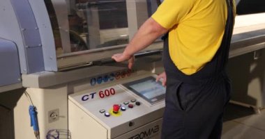 Işleç otomatik bir hat, modern makine Monitörü, otomatik kontrol, endüstriyel bir iç, modern bir fabrika, ağaç işleme makinesi yakınındaki işleç çalışır çalışır
