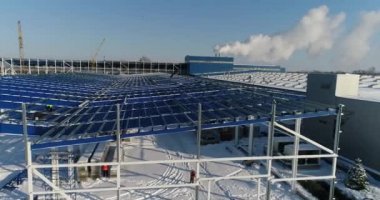 İnşaat sitede, Vinç vinç çalışmalarını demir kiriş yükseltir. İnşaat alanında yükseklikte emekçilerin inşaat sahasında işçiler. Tehlikeli bir iş.