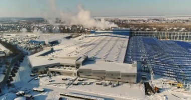 Büyük bir fabrika inşaatı kışın, büyük bir fabrika hava görünümünü. Bir modern fabrika veya ticari bina