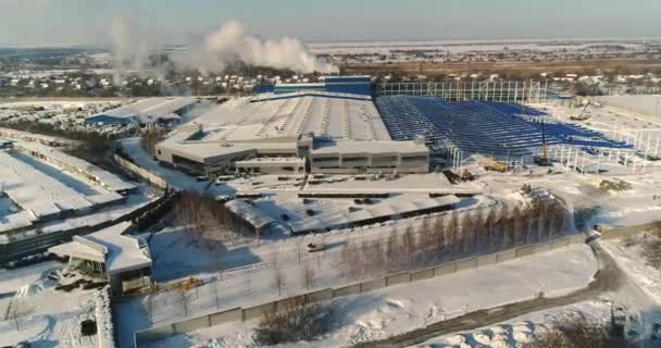 Egy nagy gyár építésének télen, Nézd, egy nagy gyár, a levegőből. Egy modern gyár vagy kereskedelmi épület — Stock videók