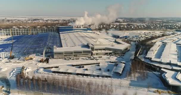 Bouw van een grote fabriek in de winter, weergave van een grote fabriek vanuit de lucht. Een moderne fabriek of bedrijfsgebouw — Stockvideo