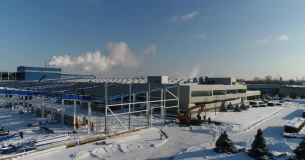 Utsidan av en modern fabrik eller anläggning, bygga fasad och bilparkering och panoramautsikt från luften — Stockvideo