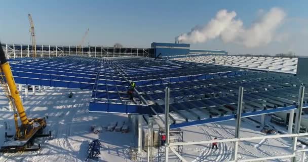 Utsidan av en modern fabrik eller anläggning, bygga fasad och bilparkering och panoramautsikt från luften — Stockvideo