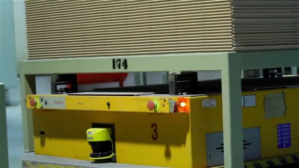 Industriell inredning, tillverkning av keramiska plattor, elektriska automatiserad guidade fordon plattform — Stockvideo