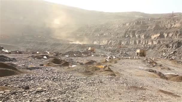 開いた鋳造物鉱山、鉄鉱石の採石場で仕事のパノラマで爆発、爆発の穴とプラットフォーム — ストック動画