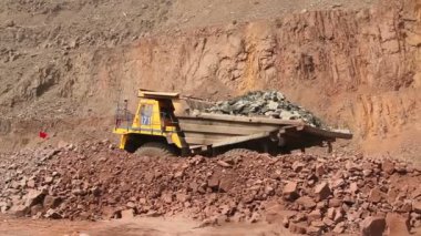 Büyük bahşiş yıllarım boyunca kazılar, endüstriyel bir kamyon kargo onun ocağında, büyük sarı Damper ekskavatörler