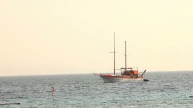 Bir yelkenli yat, yalnız yat yelken olmadan ve kişi ile güneşli havalarda ufukta silueti yelkenli gemi yüzen deniz, yelkenli tekne, deniz yürü