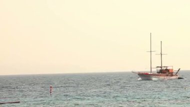 Bir yelkenli yat, yalnız yat yelken olmadan ve kişi ile güneşli havalarda ufukta silueti yelkenli gemi yüzen deniz, yelkenli tekne, deniz yürü