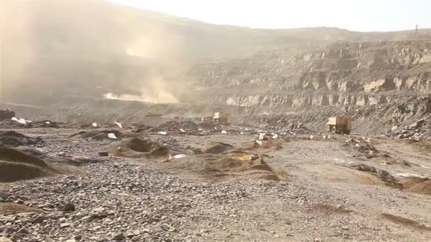 Plataforma com furos para explosão, explosão em mina a céu aberto, panorama do trabalho na pedreira de minério de ferro — Vídeo de Stock
