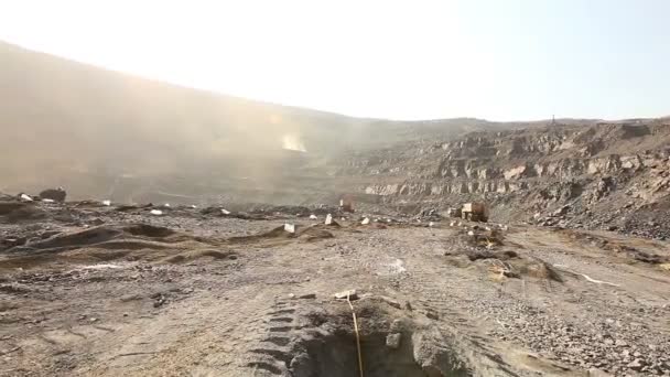 Plataforma con orificios para explosión, Explosión en mina abierta, panorama de trabajo en la cantera de mineral de hierro — Vídeo de stock