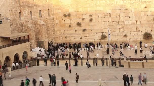 Jerusalém, Muro Ocidental, Timelapse, pessoas na área, um monte de gente, as pessoas rezam na parede de pedra, parede lamentando, bandeira de Israel, religião, tiro superior, vista de cima — Vídeo de Stock