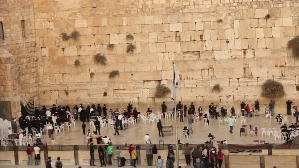 Иерусалим, Западная стена, Timelapse, люди в этом районе, много людей, люди молятся у каменной стены, стены плача, флаг Израиля, религия, верхняя стрельба, вид сверху — стоковое видео