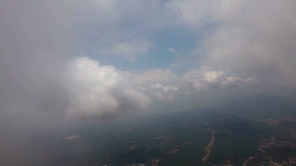 Вид из окна самолета, красивые белоснежные облака из окна самолета — стоковое видео