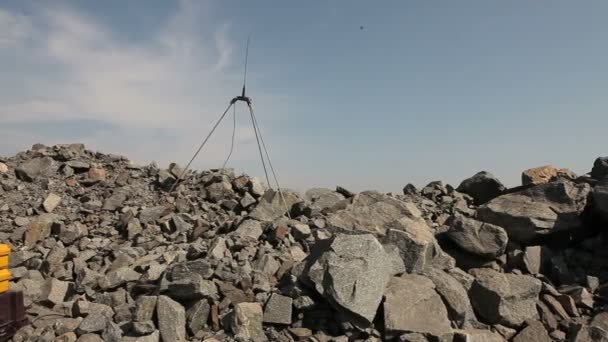 Preparación de una explosión en la cantera, los trabajadores están preparando cargas, mina de hierro, voladura en la cantera de mineral de hierro, explosión en la cantera de mineral de hierro, exterior industrial — Vídeos de Stock