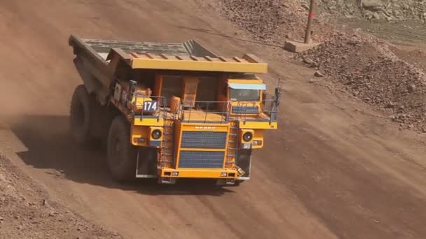 Een dumper rijdt langs de weg, gele Kipper is in de steengroeve, industriële exterieur — Stockvideo