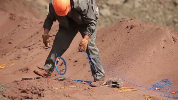 Vorbereitung einer Explosion im Steinbruch, Arbeiter bereiten Anklagen vor, Eisenmine, Sprengungen im Eisenerzbruch, Explosion im Eisenerzsteinbruch, Industrieaußenanlagen — Stockvideo