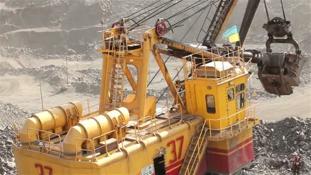 Pelle et benne dans la carrière, Grande pelle jaune chargée de minerai dans une benne, Extérieur industriel — Video