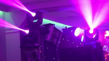 Sahne ışıkları sis ile konser, bir konsol, aydınlatma konser sahne, Sahne Alanı'nda aydınlatma eğlence konser sahne ışıkları