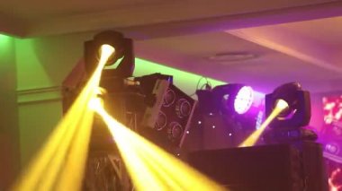 Sahne ışıkları sis ile konser, bir konsol, aydınlatma konser sahne, Sahne Alanı'nda aydınlatma eğlence konser sahne ışıkları