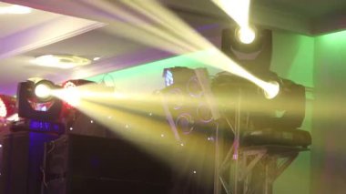 ışık gösterisi, lazer gösterisi. Aydınlatma konser sahne, Sahne Alanı'nda aydınlatma eğlence konser bir konsol sahne ışıkları