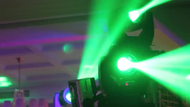 Bühnenbeleuchtung beim Konzert mit Nebel, Bühnenbeleuchtung auf einem Mischpult, Beleuchtung der Konzertbühne, Unterhaltungskonzertbeleuchtung auf der Bühne — Stockvideo
