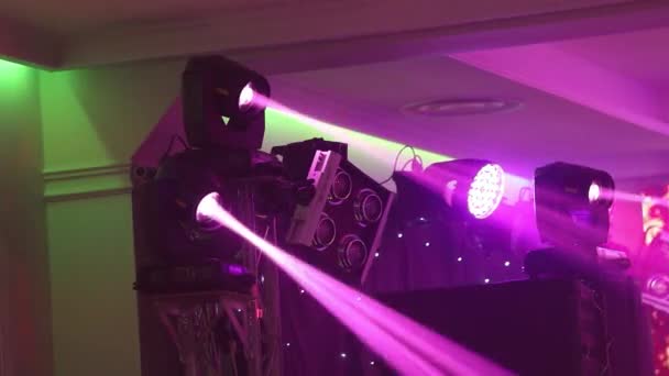 Fase lichten op het concert met mist, podium verlichting op een console, verlichting van het concertpodium, entertainment concert op het podium verlichting — Stockvideo