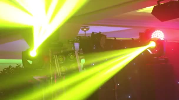 Scenbelysningen på konsert med dimma, scenbelysningen på en konsol, belysning på konsertscenen, underhållning konsert belysning på scenen — Stockvideo