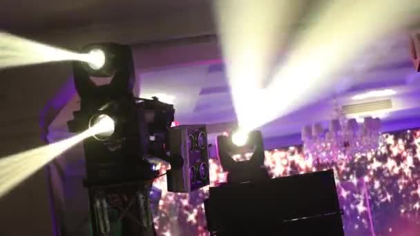 Spettacolo di luci, laser. Luci di scena su una console, Illuminazione del palco del concerto, illuminazione del concerto di intrattenimento sul palco — Video Stock