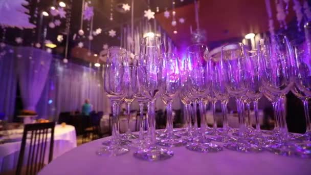 Verres propres sur une table préparée par le barman pour le champagne et le vin, Verres avec champagne sur la table dans le restaurant, verres de champagne sur la table festive — Video