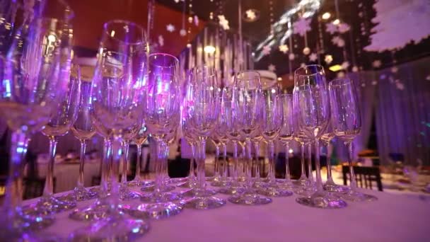 Prázdných sklenic na šampaňské na bufetového stolu v restauraci haly, bufetového stolu, interiér restaurace, sklenice na šampaňské — Stock video