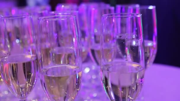 Gläser mit Champagner auf dem Buffettisch im Speisesaal, Shurshetny-Tisch mit Gläsern und Champagner im Restaurant, geringe Schärfentiefe — Stockvideo