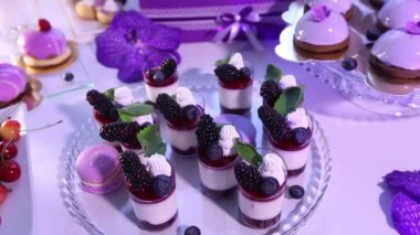 Büfe masa, düğün, tatlılar, tatlı büfesi, güzel alkollü çekim tabloyla tatlılar