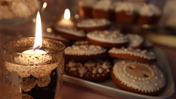 Цукерки Бар в ресторан, дитячий партії, день народження, запалену свічку, що горить свічка в свічник на стіл, цукерки бар у фоновому режимі, цукерки бар дизайн ресторану, дизайн цукерки бар — стокове відео