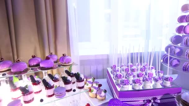 Godteri på buffetbord, bryllup, bord med søtsaker, dessertbuffet, nydelige alkoholsprøyter – stockvideo
