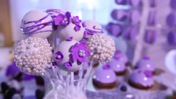 Snoep op de buffet tafel, bruiloft, de tabel met snoep, dessertbuffet, mooie alcoholische shots — Stockvideo