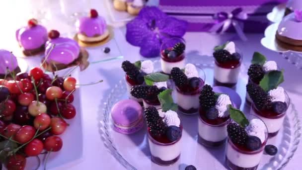 Dolci sul tavolo a buffet, matrimonio, tavolo con dolci, buffet di dessert, bellissimi shot alcolici — Video Stock