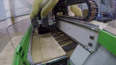 Ayrıntılar bir ahşap panel, yönlendirme Edgebanding iç içe geçme ağaç işleme makinesi, sanayi iç, modern ağaç işleme makinesi, yakın çekim, timelapse otomatik ağaç işleme makinesi kesip