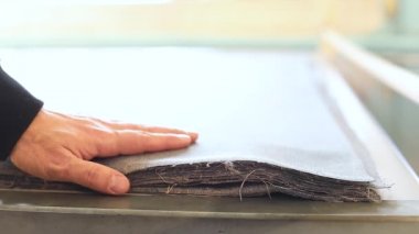 Kumaş döşeme mobilya, mobilya kumaş tablo, kumaş mobilya, tasarımcı eller iş, yakın çekim, Slow Motion Video yığını için örnekleri