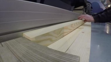 Ahşap Kirişler sanayi iç, ahşap bir blok, bir ahşap blok, kesme makinesi, sawmodern makinesi aracı için testere bir makine testere kesim