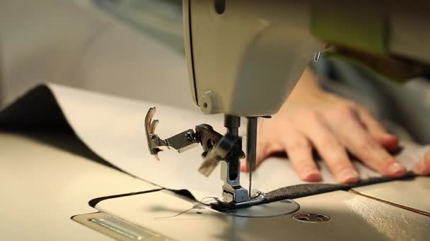 봉 제 기계, 봉 제 기계 바늘, 여성 손, 슬로우 모션 비디오, 근접, 산업 봉 제 기계에서 일 하는 여자 — 비디오