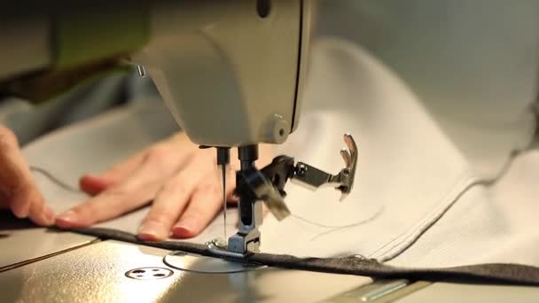 Mujer que trabaja en una máquina de coser, máquina de coser aguja, manos femeninas, video de cámara lenta, primer plano, profundidad de campo poco profunda, máquina de coser industrial — Vídeos de Stock