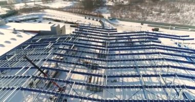 Bir modern fabrika veya bitki, sanayi bölgesi kış, panoramik görünümü hava inşaat. Karla kaplı alanda, yapısal çelik yapı, yeni bir ticari bina modern bitki