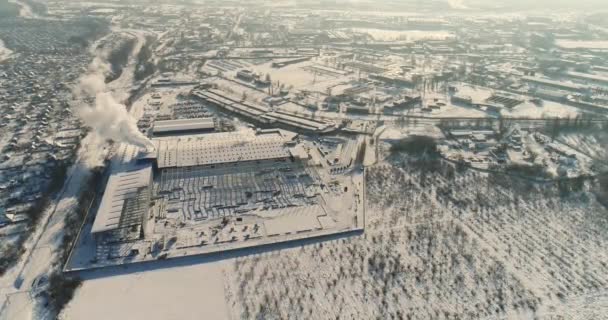 Moderna förrådshuset byggarbetsplats, konstruktionsstål strukturen i en ny kommersiell byggnad, byggandet av en modern fabrik eller lager, modern industriell exteriör — Stockvideo