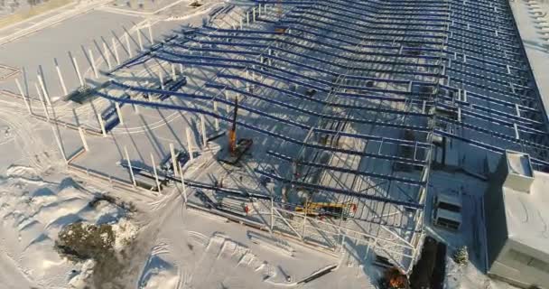 Oranje kraan op een nieuwe werf, groot frame van een industrieel gebouw — Stockvideo