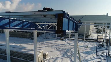 İnşaat sitede, Vinç vinç çalışmalarını demir kiriş yükseltir. İnşaat alanında yükseklikte emekçilerin inşaat sahasında işçiler. Tehlikeli bir iş.