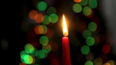 Kırmızı mum karanlık bir arka plan üzerinde renkli daireler, bokeh, closeup arka plan, Noel akşam, yeni yıl, Noel, Noel mum bokeh ışıklar